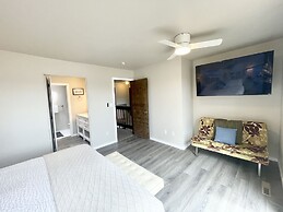 Peaceful Retro Retreat W/ Stunning Lake Views!