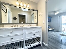 Peaceful Retro Retreat W/ Stunning Lake Views!