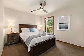 Peaceful Retro Retreat W/ Stunning Lake Views!