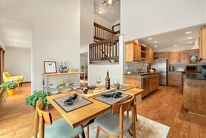 Peaceful Retro Retreat W/ Stunning Lake Views!