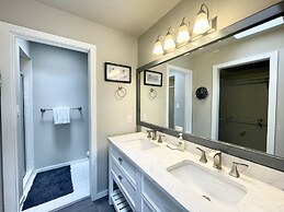 Peaceful Retro Retreat W/ Stunning Lake Views!