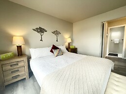 Peaceful Retro Retreat W/ Stunning Lake Views!