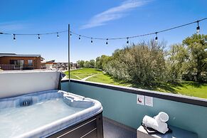 Swanky Townhome Near Old Town, Breweries and River