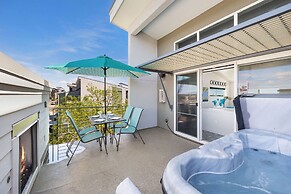 Elegant Townhome Near Old Town, Breweries and River!