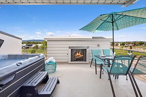 Elegant Townhome Near Old Town, Breweries and River!