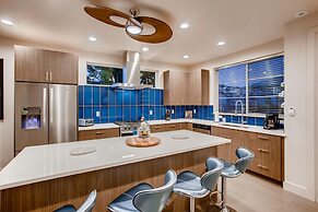 Elegant Townhome Near Old Town, Breweries and River!