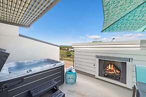 Elegant Townhome Near Old Town, Breweries and River!