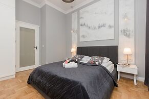 Warsaw 2 Bedrooms Apartment by Renters