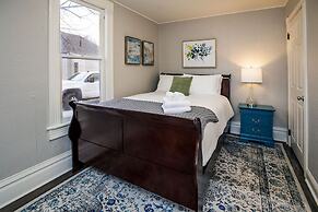 Couples Getaway | Walk to Unc | Free Cruiser Bikes