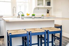 Couples Getaway | Walk to Unc | Free Cruiser Bikes