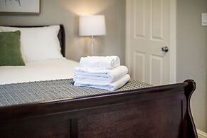 Couples Getaway | Walk to Unc | Free Cruiser Bikes