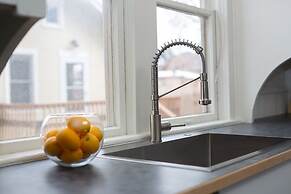 Couples Getaway | Walk to Unc | Free Cruiser Bikes