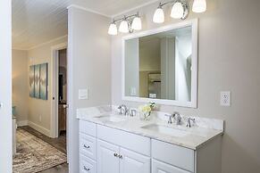 Couples Getaway | Walk to Unc | Free Cruiser Bikes