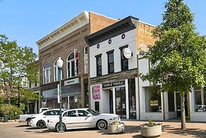 Couples Getaway | Walk to Unc | Free Cruiser Bikes