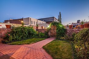 Elegant Loft-style Retreat in Old Firehouse Alley