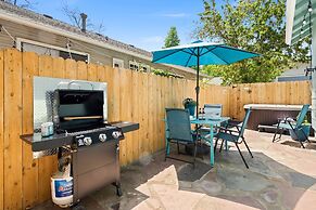 Downtown Abode W/ Hot Tub – Walk to Csu & Old Town