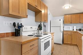 Downtown Abode W/ Hot Tub – Walk to Csu & Old Town