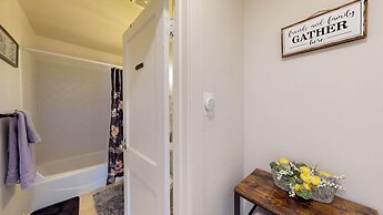 Mulberry Place: a Charming Cottage Near Old Town!