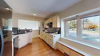 Mulberry Place: a Charming Cottage Near Old Town!