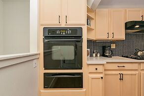 Mulberry Place: a Charming Cottage Near Old Town!