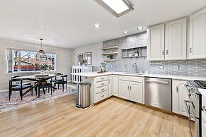 Scandinavian Chic – Hot Tub, Bikes and Lake Life!