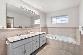 Scandinavian Chic – Hot Tub, Bikes and Lake Life!