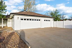 Scandinavian Chic – Hot Tub, Bikes and Lake Life!