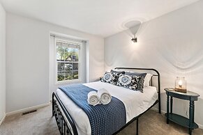 Scandinavian Chic – Hot Tub, Bikes and Lake Life!