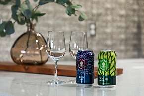 Scandinavian Chic – Hot Tub, Bikes and Lake Life!