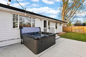 Scandinavian Chic – Hot Tub, Bikes and Lake Life!