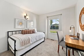 Scandinavian Chic – Hot Tub, Bikes and Lake Life!