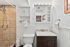 Scandinavian Chic – Hot Tub, Bikes and Lake Life!