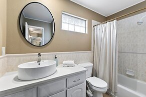 Scandinavian Chic – Hot Tub, Bikes and Lake Life!