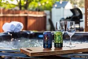 Scandinavian Chic – Hot Tub, Bikes and Lake Life!