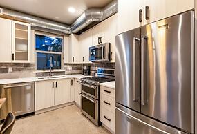 Old Town Modern New Build: Rftp Spa W/ Mtn Views!