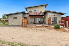 Spectacular Home in Peaceful Area Vineyard Views