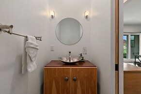 Spectacular Home in Peaceful Area Vineyard Views