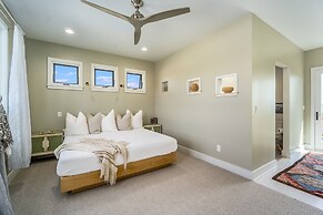 Spectacular Home in Peaceful Area Vineyard Views