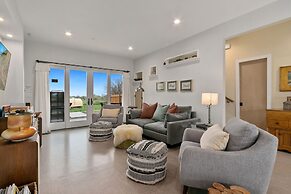 Spectacular Home in Peaceful Area Vineyard Views