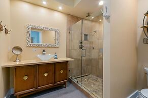 Spectacular Home in Peaceful Area Vineyard Views