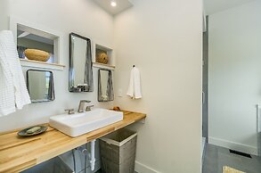 Spectacular Home in Peaceful Area Vineyard Views