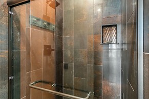 Spectacular Home in Peaceful Area Vineyard Views