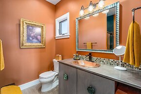 Spectacular Home in Peaceful Area Vineyard Views