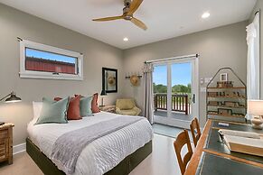 Spectacular Home in Peaceful Area Vineyard Views