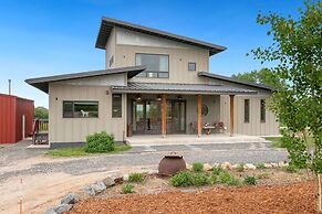 Spectacular Home in Peaceful Area Vineyard Views