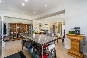 Spectacular Home in Peaceful Area Vineyard Views