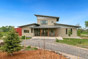 Spectacular Home in Peaceful Area Vineyard Views