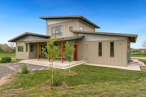 Spectacular Home in Peaceful Area Vineyard Views