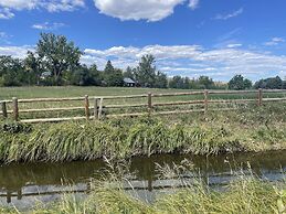 Spectacular Home in Peaceful Area Vineyard Views