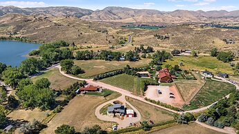 Spectacular Home in Peaceful Area Vineyard Views